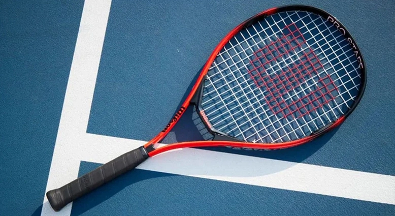 Ракетка Wilson Pro Staff Precission Jr 25 на корте на kortmag.ru Теннисная ракетка Wilson Pro Staff Precission Jr 25 в магазине Корт